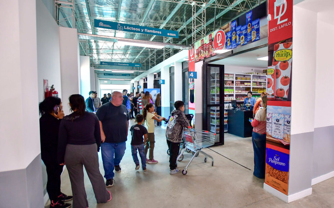 El Mercado Municipal celebra su primer  aniversario beneficiando a los varelenses