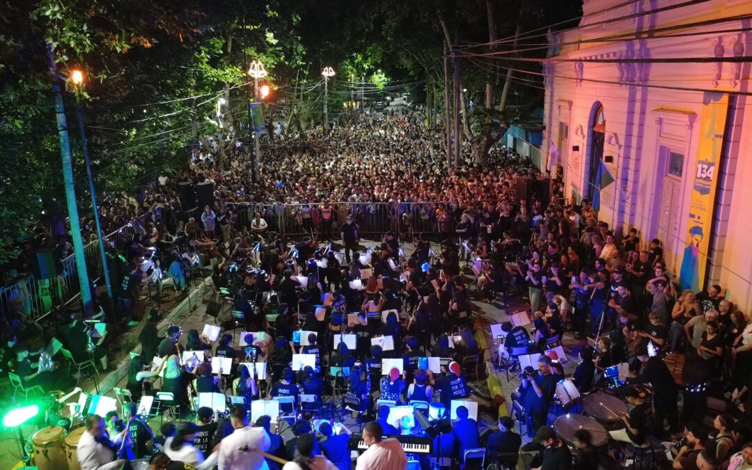 Cientos de varelenses bailaron con el repertorio  de «Los Charros Originales» y la Orquesta Escuela