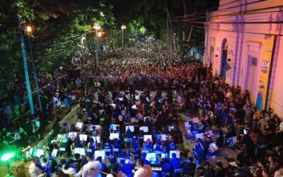 Cientos de varelenses bailaron con el repertorio de «Los Charros Originales» y la Orquesta Escuela
