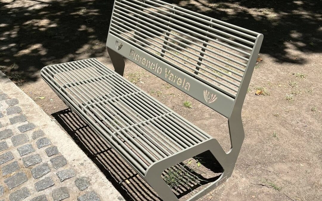 Nuevos bancos en el boulevard San Martín: La señal que no se ve