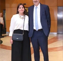 Cancillería pagaría casi $200.000 por hora las clases de inglés en la entidad que dirige la esposa de Sturzenegger