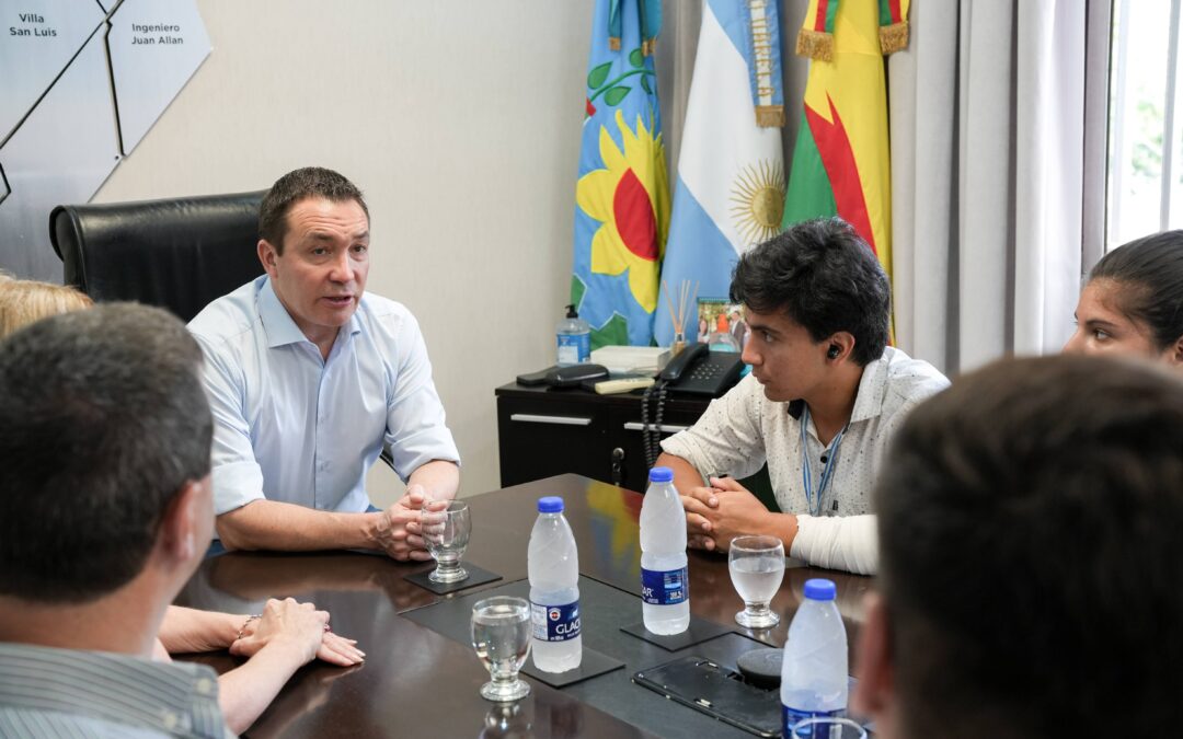 Watson examinó con estudiantes varelenses proyectos para beneficiar a la comunidad