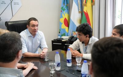 Watson examinó con estudiantes varelenses proyectos para beneficiar a la comunidad