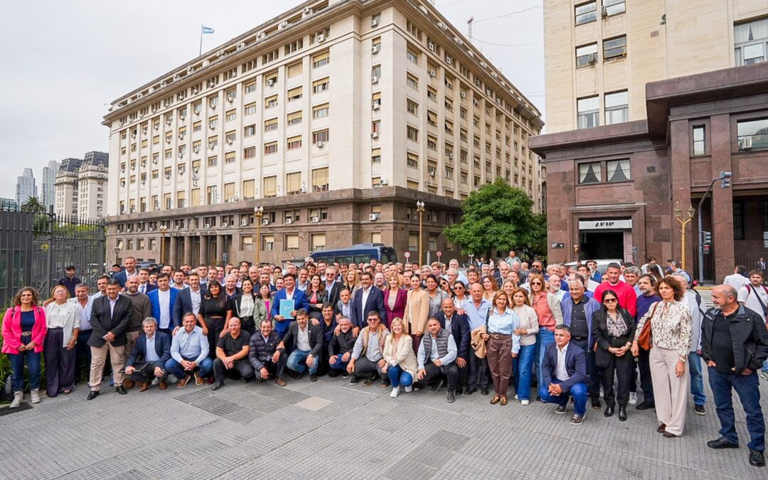 Intendentes marcharon contra Caputo  por el precio de la nafta y falta de obras