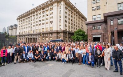 Intendentes marcharon contra Caputo  por el precio de la nafta y falta de obras