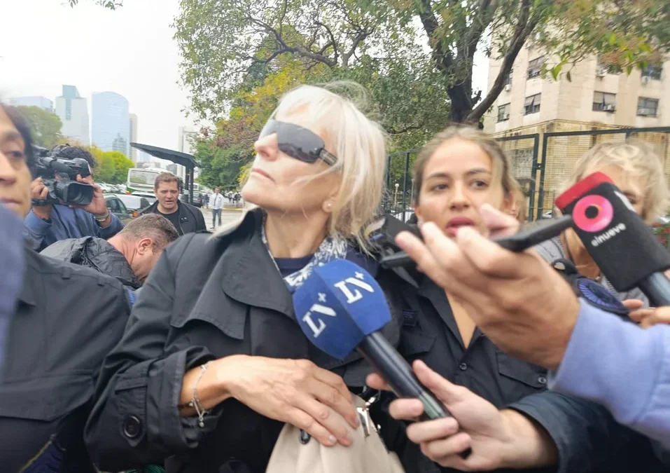 Las dos jubiladas que le prestaron dólares a Adorni declararon en Comodoro Py