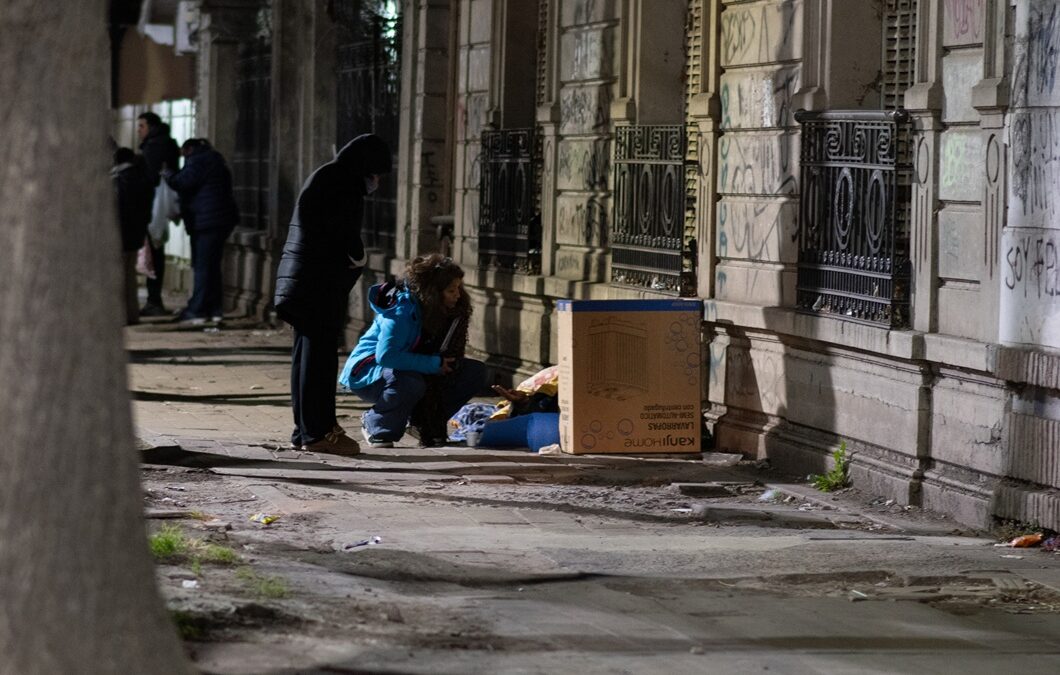 Hace frio ya: Asisten a personas en  situación de calle en Florencio Varela
