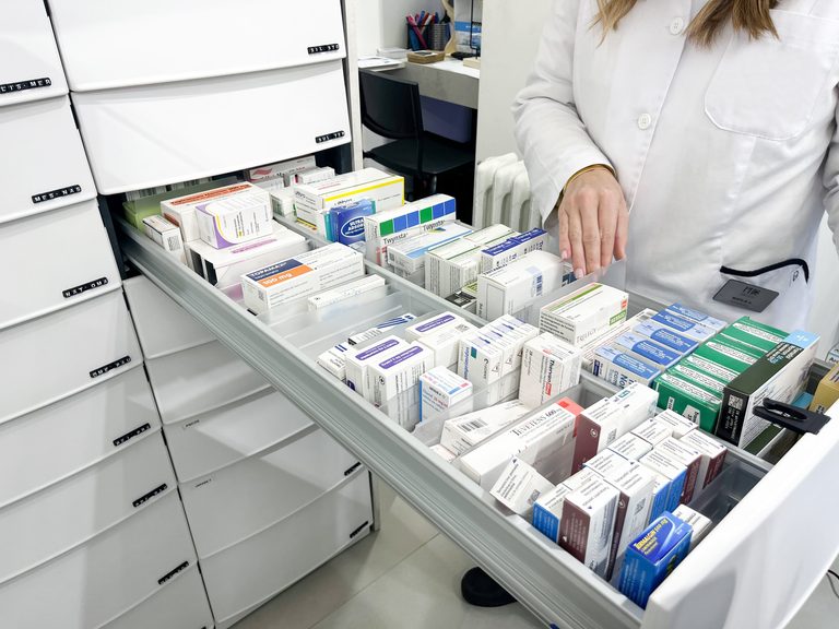 Kreplak cuestionó la desregulación en la venta  de medicamentos: «Otra falsa libertad de Milei»