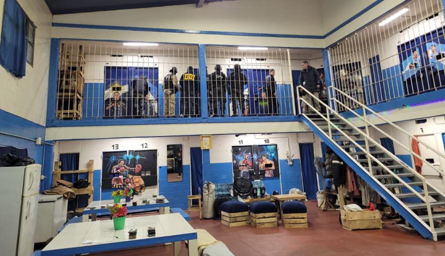 «Empiecen a sacar la falopa»: sospechan que se  filtró un allanamiento en la cárcel de Florencio Varela