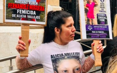 Daniela Vallejos se encadenó en Tribunales y reclamó condena firme para el femicida de su hermana Alicia