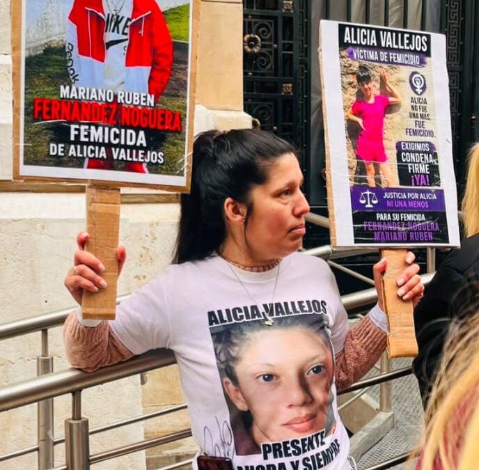Daniela Vallejos se encadenó en Tribunales y reclamó  condena firme para el femicida de su hermana Alicia