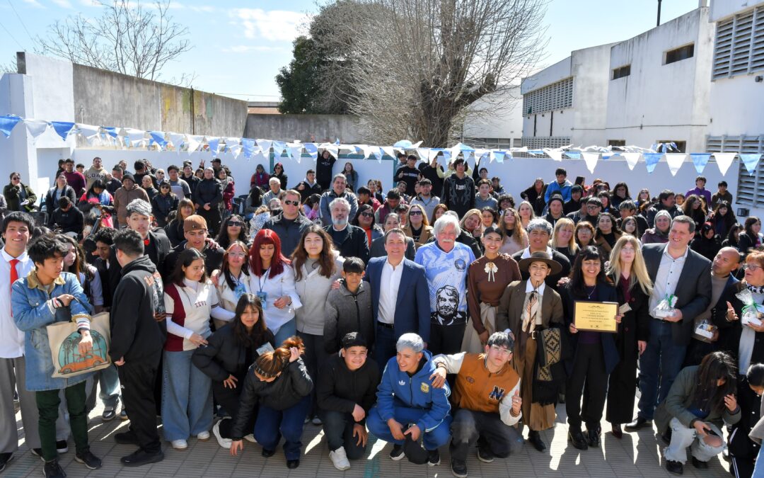 Por decisión democrática, la Secundaria Nº41 fue bautizada con el nombre «Osvaldo Bayer»