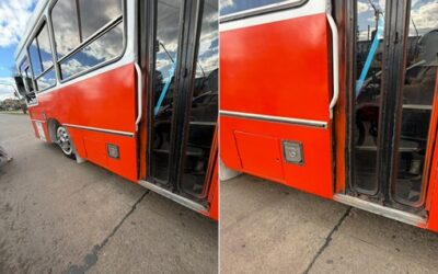 Alerta por el estado de un micro escolar: una puerta de descenso visiblemente deteriorada
