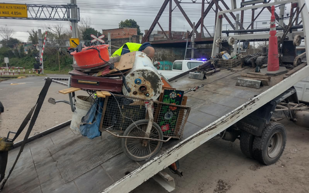 Cámara de monitoreo: Cayó el carrito basurero en Villa Arias