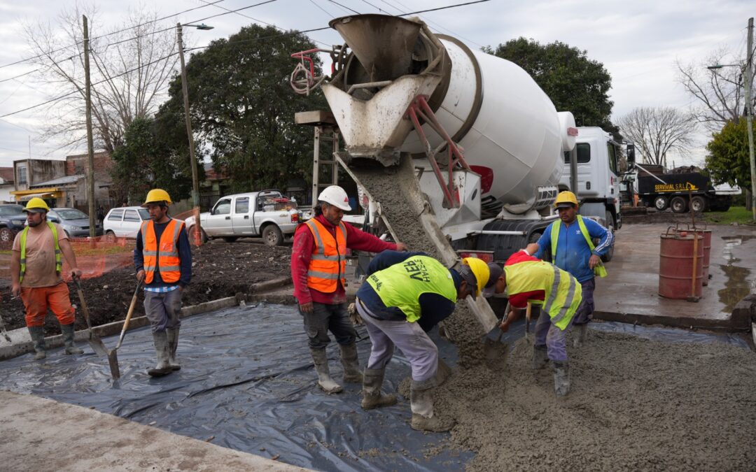 Watson constató avances en los  nuevos asfaltos de Villa del Plata  realizados con fondos municipales