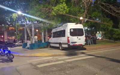 Una combi chocó contra la Glorieta Peronista y el Busto de Perón se salvó por milagro: ¿quién paga los daños?