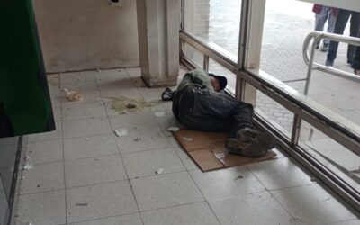 Gente de calle en el Banco Provincia