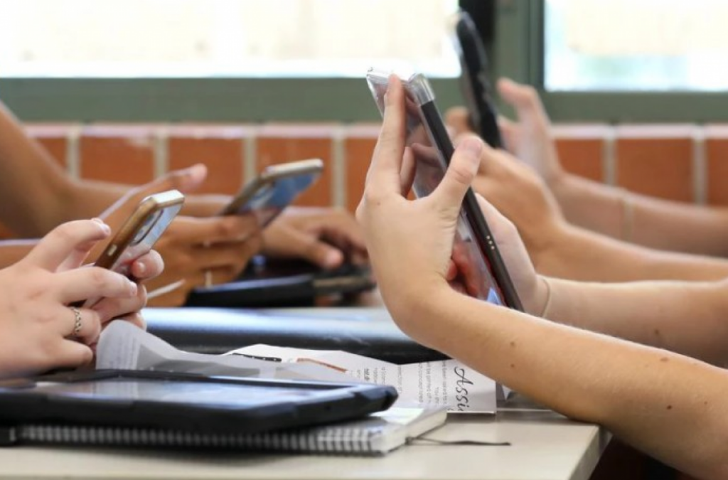Colegios privados cuestionaron la ley que  regula el uso de celulares en las aulas